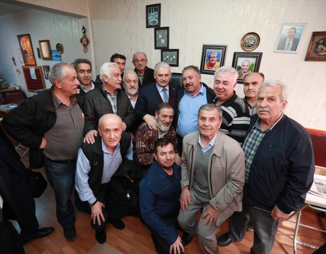 Başbakan Yıldırım, bir vatandaşa saç tıraşı yaptı